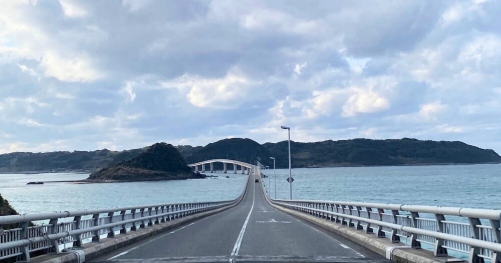 角島大橋の上から見た橋と海の景色